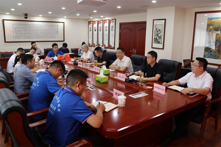 鄧華會(huì)見蒙牛集團(tuán)常溫營(yíng)銷中心、成都天杰有機(jī)農(nóng)業(yè)發(fā)展有限公司相關(guān)負(fù)責(zé)人一行