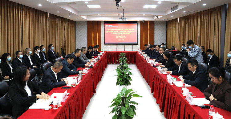 集團公司與萬源市人民政府正式簽訂《萬源舊院黑雞產(chǎn)業(yè)“綠色發(fā)展、種業(yè)振興”三年提升行動項目投資協(xié)議》